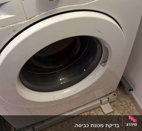מכונת כביסה עם כפתורים ותצוגה דיגיטלית